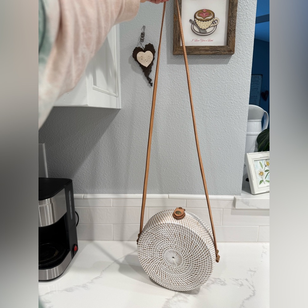 Chic rattan White and Tan Round Bag - Picture 11 of 12